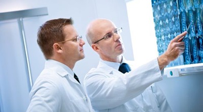 Чиновникам хотят законодательно запретить лечиться за границей