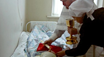 Минздрав разрешил священнослужителям проводить обряды в больницах