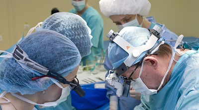 Пение во время операции сохранило певице голос