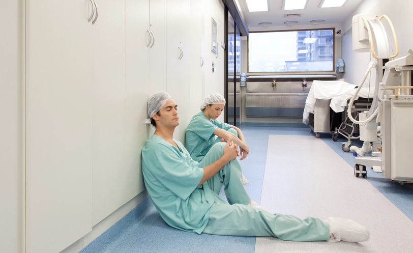 Большинство врачей работают сверхурочно, не получая доплат за переработку