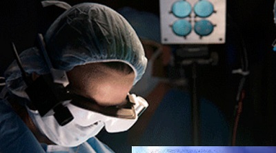 Специальные очки помогли хирургу «увидеть» раковые клетки